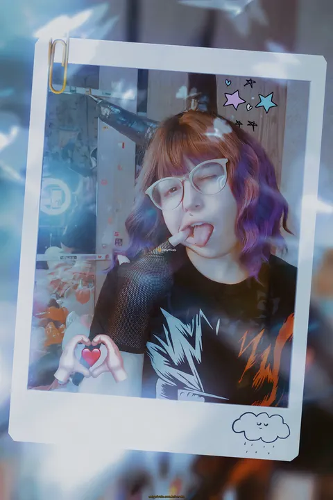📸✨ Polaroid de uma waifu safadinha em modo glitch-core ativado, Se você ama um visual com vibes de vilã de anime em dia de folga, esse post é seu 🔥

💜 Pose de otaka taradinha: check
💜 Cabelo cor de respawn mágico: check
💜 Look que parece saído direto de um mangá 18+: check

🌟 Pra quem já foi ou ainda é meu Narulover: cê sabe que aqui o conteúdo é tsaum de qualidade
🌈 E se tu nunca assinou...Todo mundo tá convidado pra surtar junto. Te espero na baguncinha 🍬👾