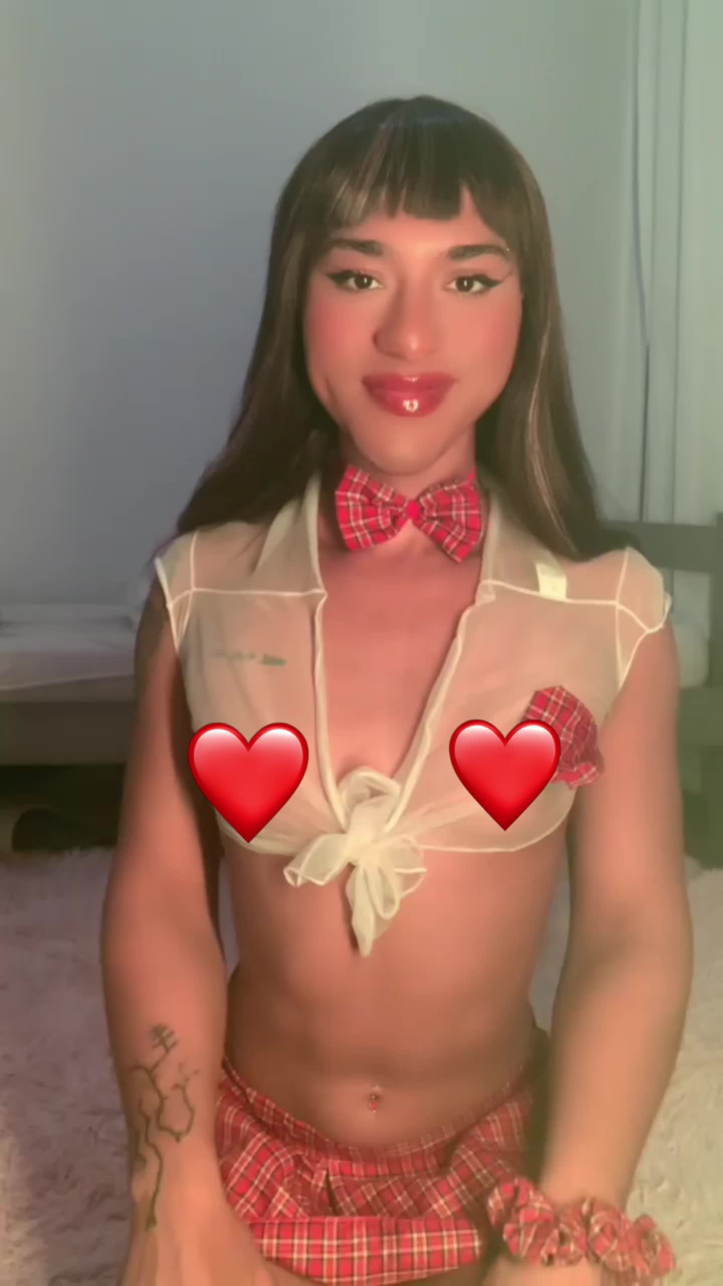 Asha chegando direto da aula… franjinha certinha, carinha de bonequinha inocente 😇

Mas o corpo já tava queimando de vontade de brincar com vocês 🔥

Comecei bem devagar, tirando peça por peça… luvas pretas deslizando na pele, abrindo tudo bem gostoso pra vocês verem. Essa colegial safada tá molhadinha e pronta pra fazer tudo que pedirem 💦

Quem aguenta essa mistura de girlie + perigosa?

Comenta aqui qual é o próximo passo que você quer que eu faça… 👀