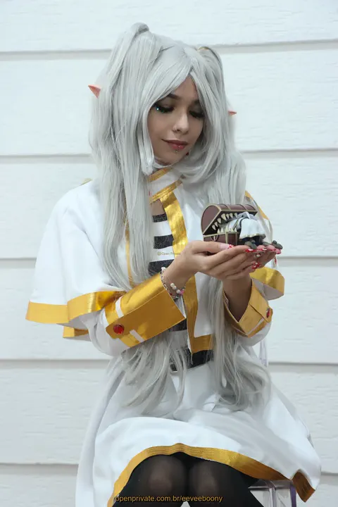 Cosplay da sua elfa imortal favorita! FRIREN acabou de chegar… confira os conteúdos +18 no perfil pago! 
